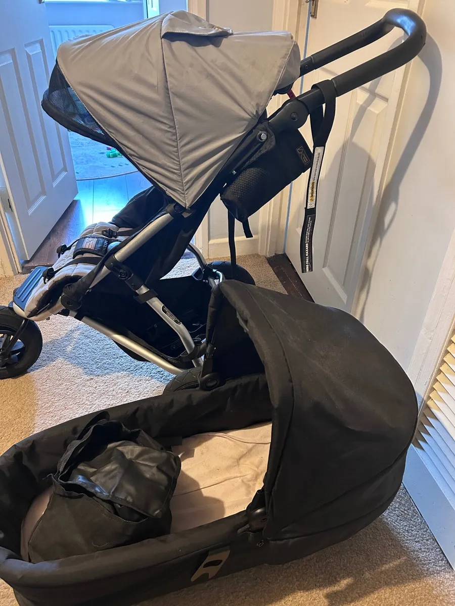 Mountain Buggy and Carrycot - Image 3