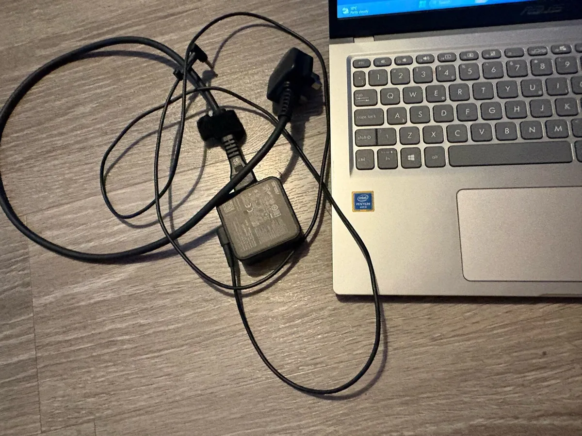 ASUS laptop - Image 4