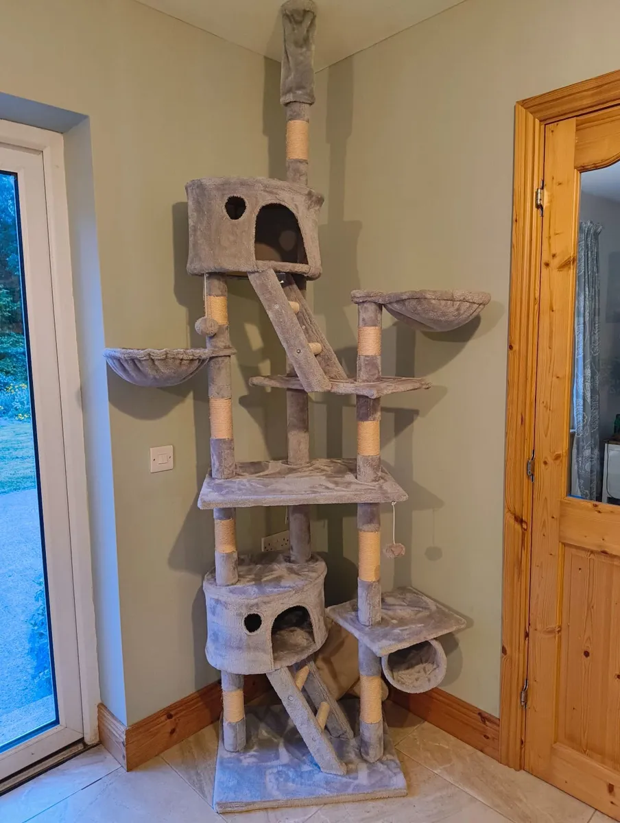 Cat Tree with climbing scratch posts and beds - Image 1