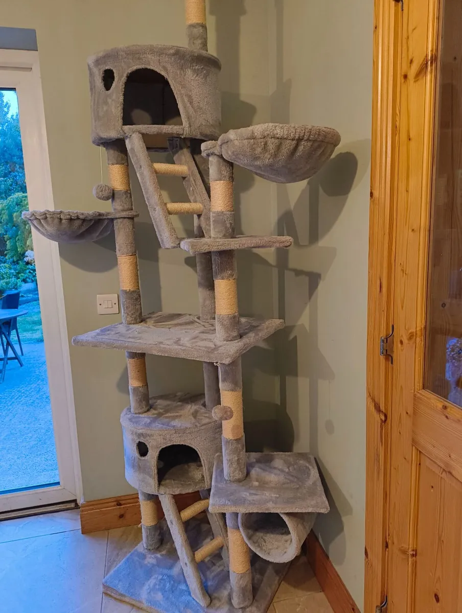 Cat Tree with climbing scratch posts and beds - Image 4