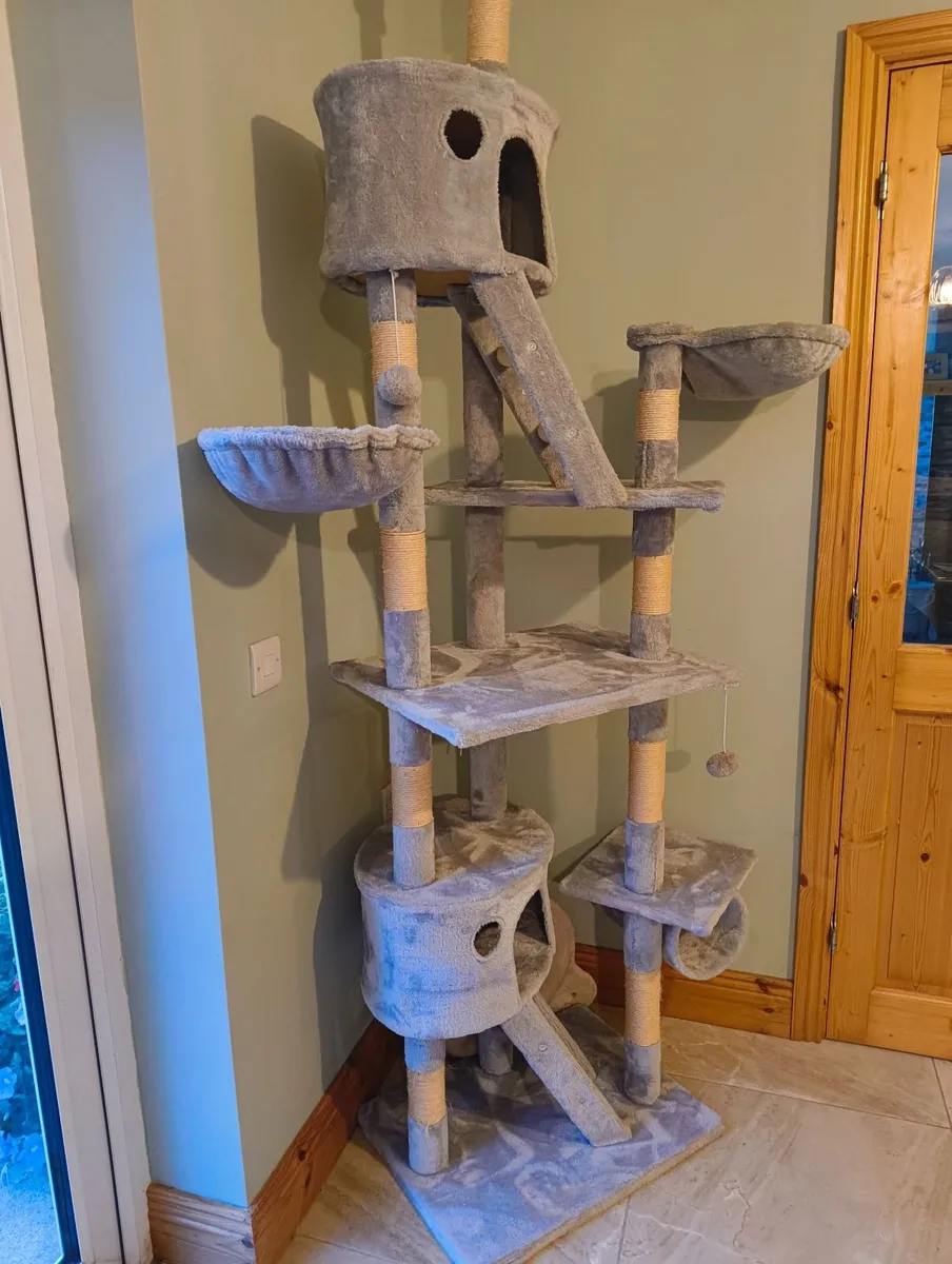 Cat Tree with climbing scratch posts and beds - Image 3