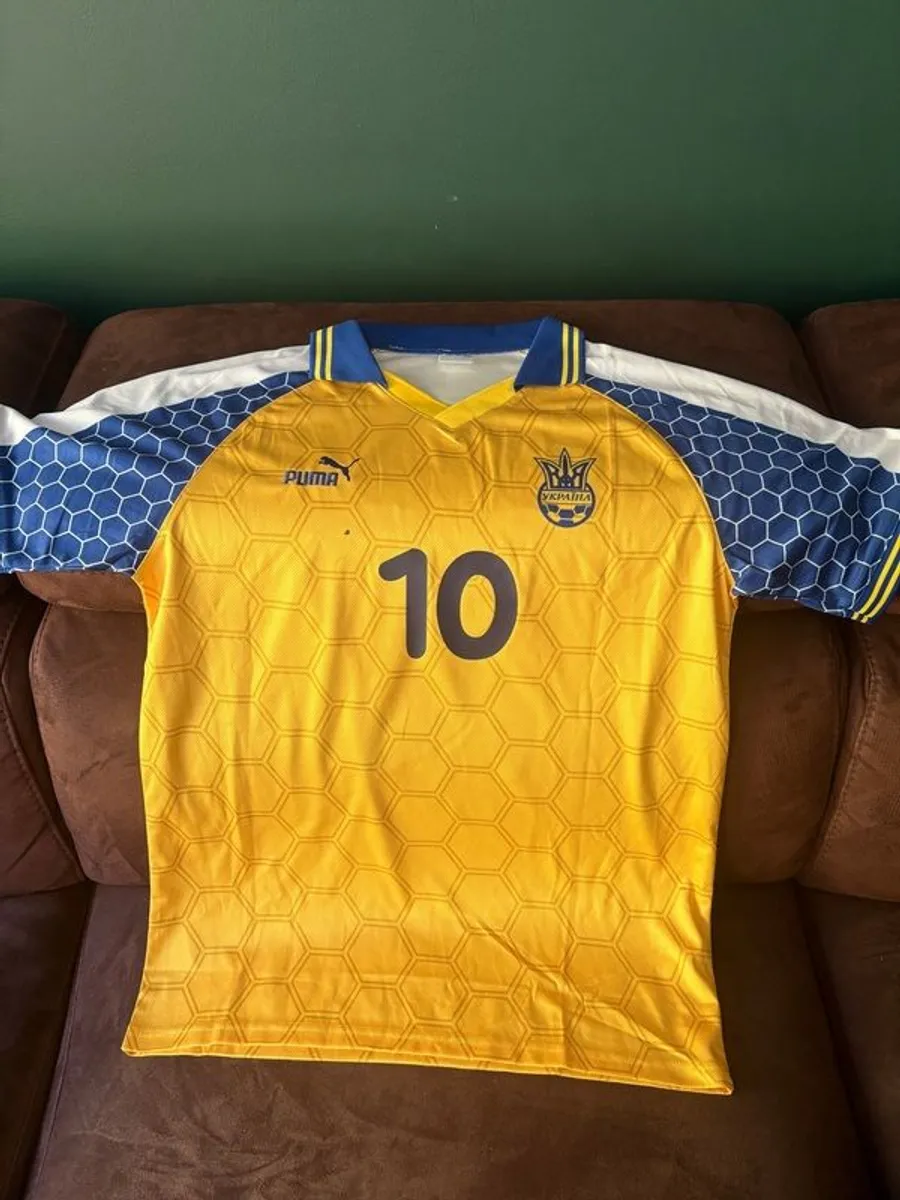 Shevchenko signed Ukraine shirt - Image 4