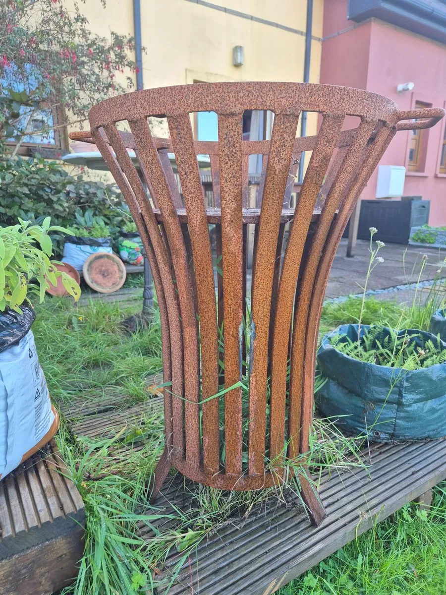 Iron Cast Fire Basket with tray - Image 1