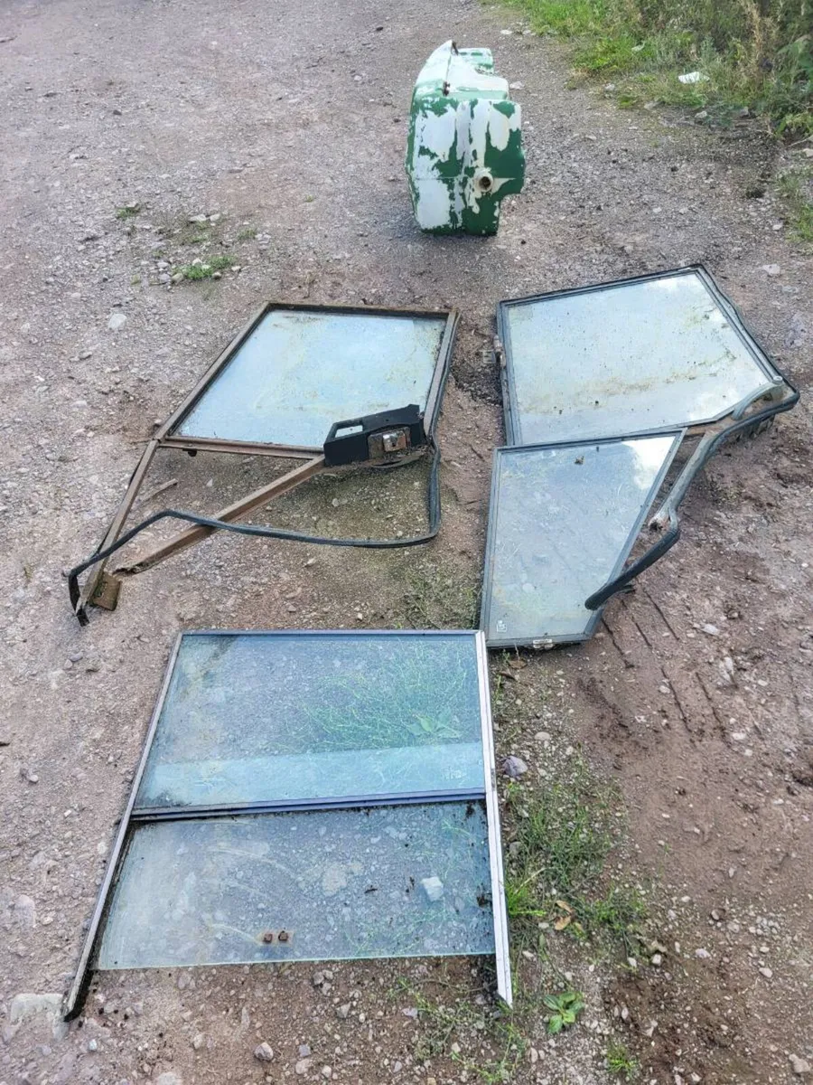 John Deere 2130 tank, cab glass, front weight. - Image 1