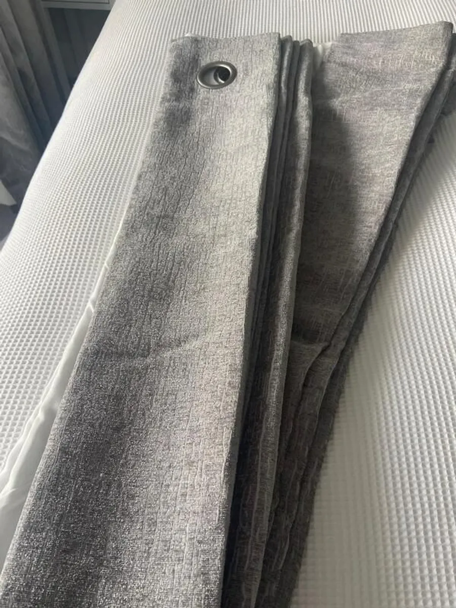 Curtains - Image 3