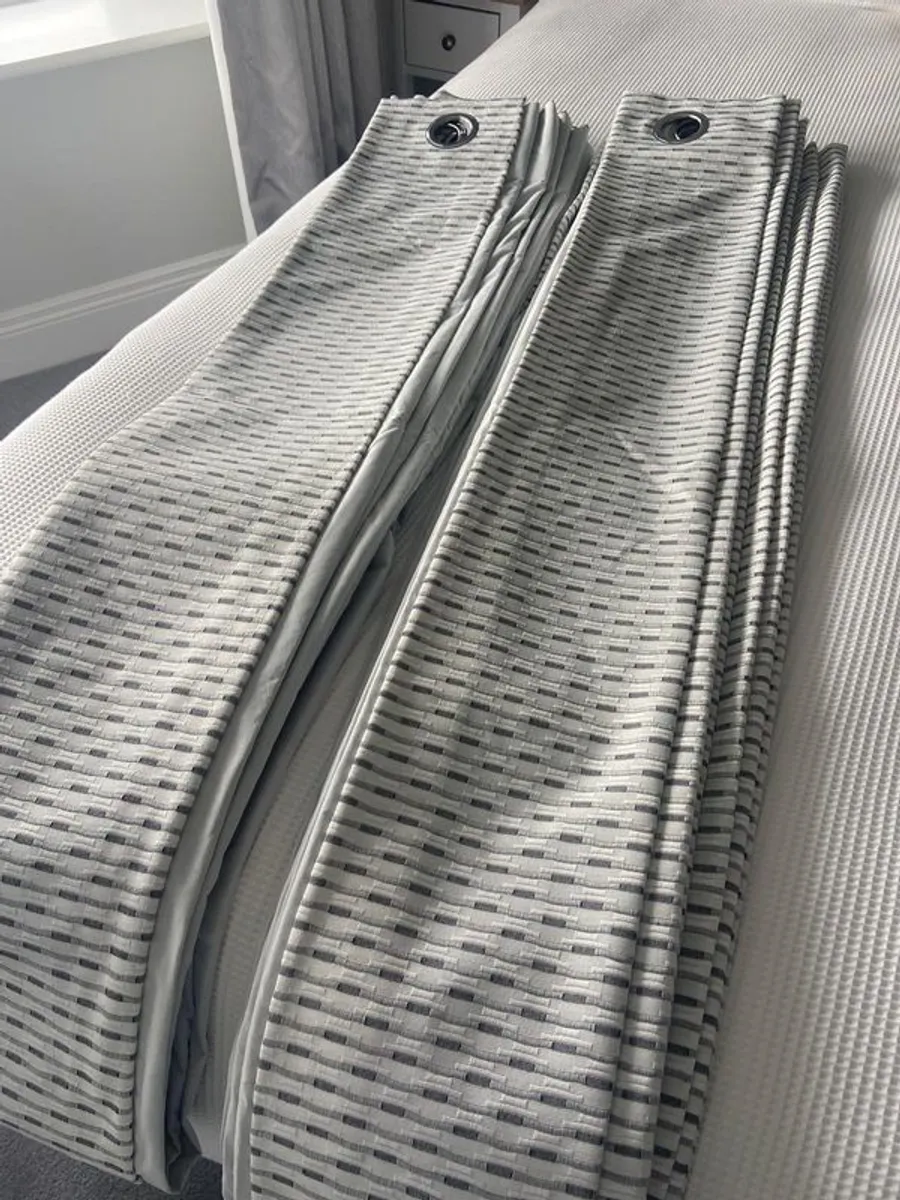 Curtains - Image 2
