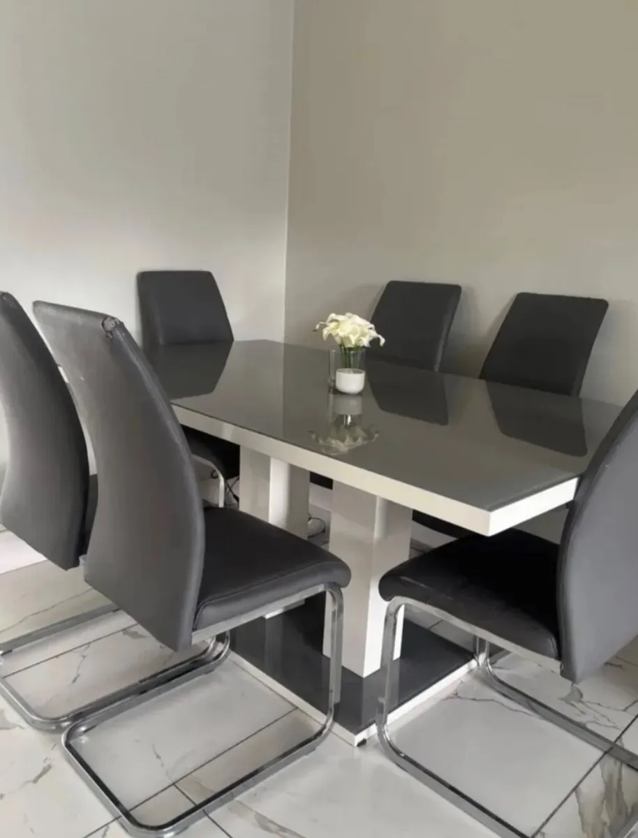 Dining table - Image 1