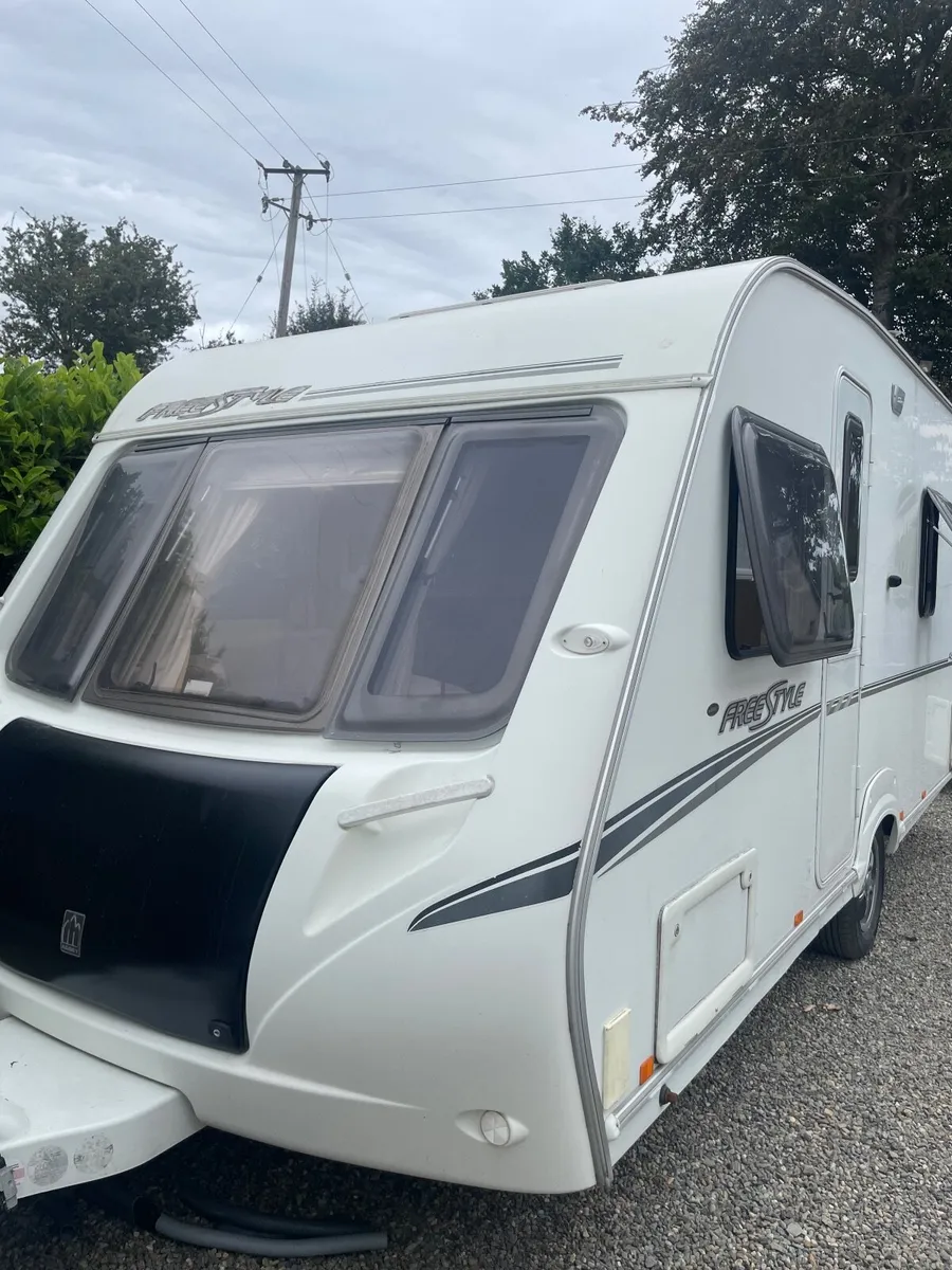 2007 fixed bed caravan - Image 3