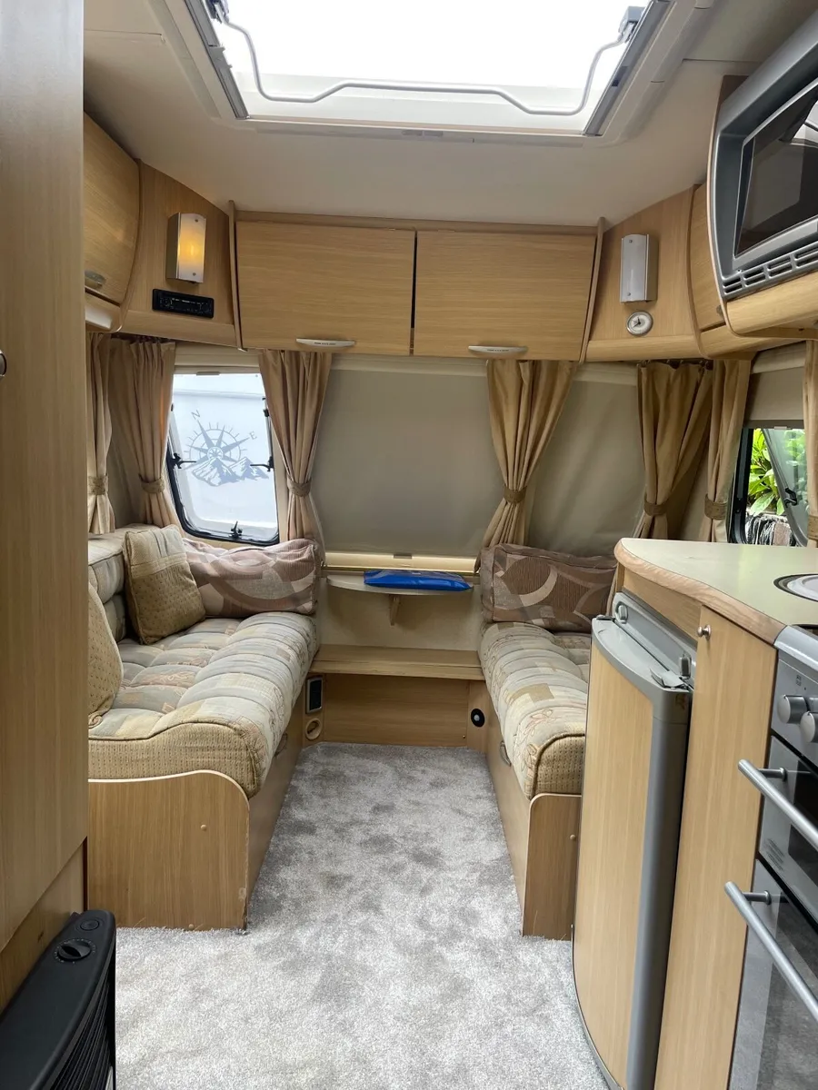 2007 fixed bed caravan - Image 4