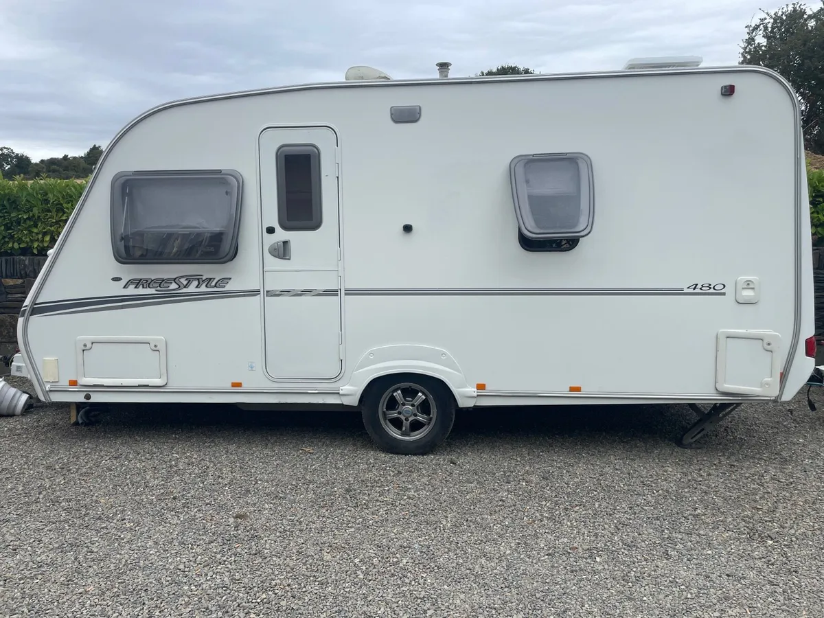 2007 fixed bed caravan - Image 1