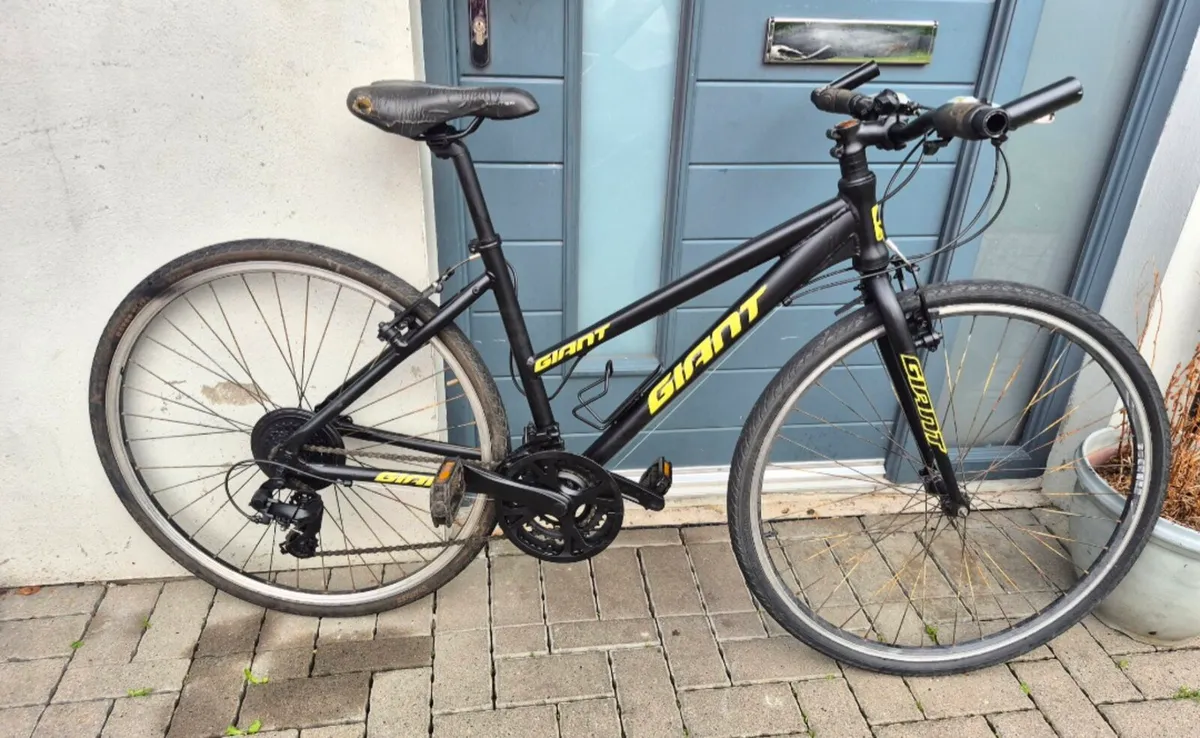 ADULTS GIANT BIKE BRAKES AND GEARS ARE WORKING PER - Image 1