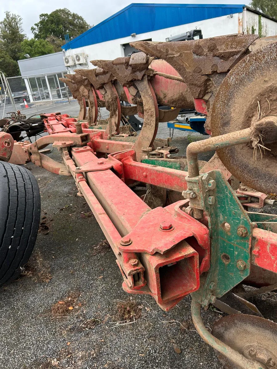 6 FURROW PLOW SIMI MOUNTED & Stainless steel tank - Image 3
