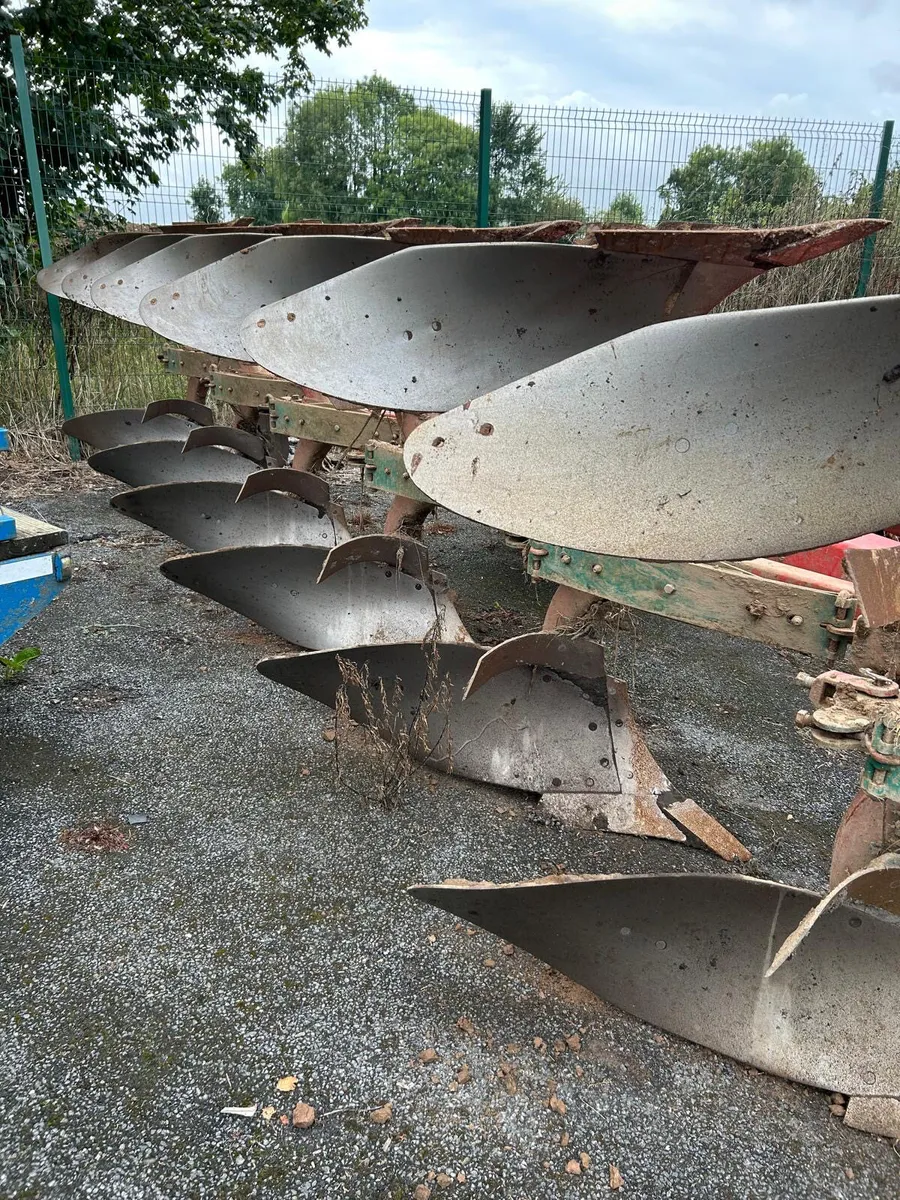 6 FURROW PLOW SIMI MOUNTED & Stainless steel tank - Image 2