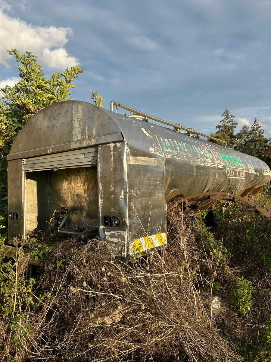 6 FURROW PLOW SIMI MOUNTED & Stainless steel tank - Image 4