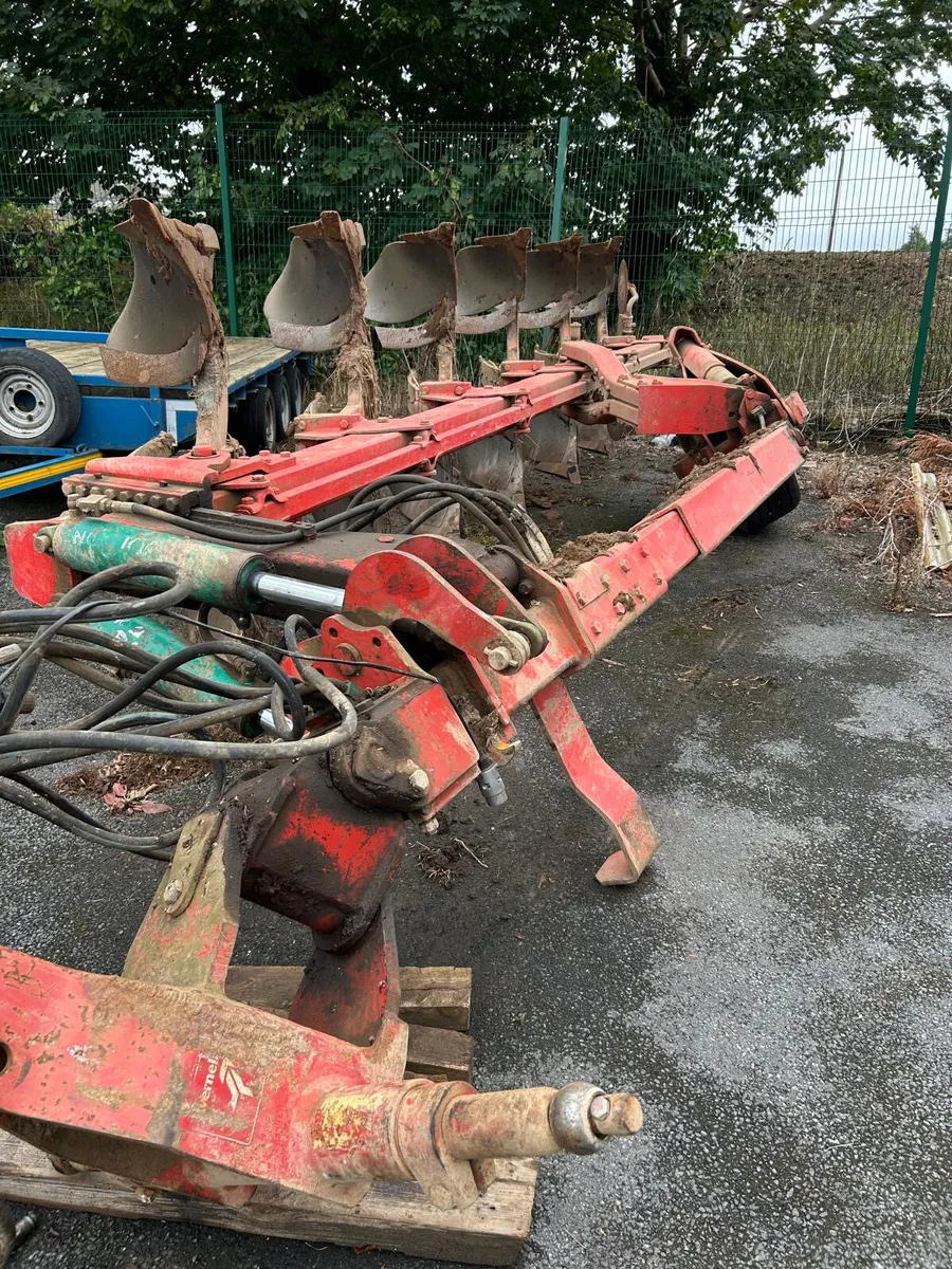 6 FURROW PLOW SIMI MOUNTED & Stainless steel tank - Image 1