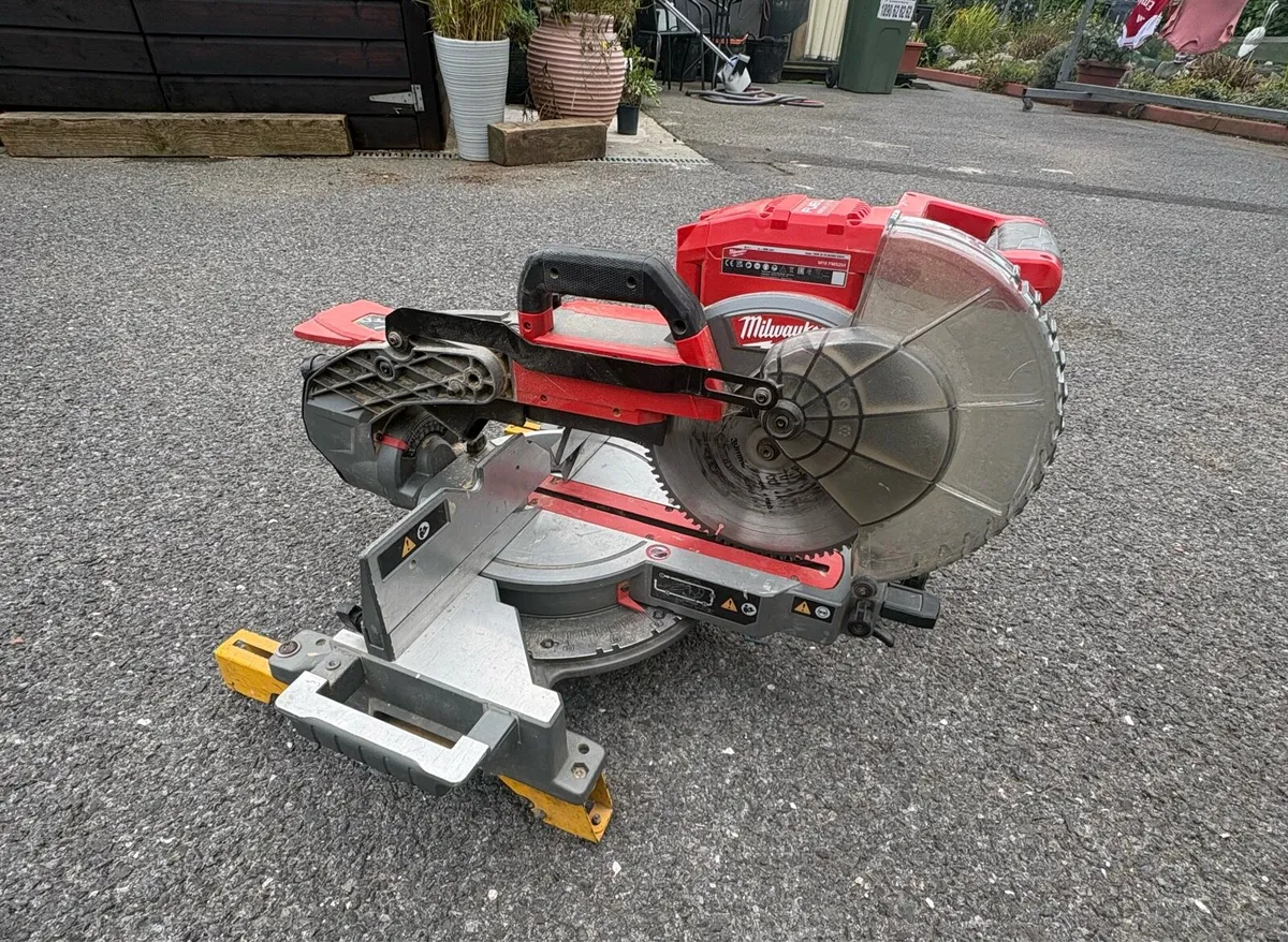 Milwaukee M18 sliding mitre saw + 12 amp battery - Image 3