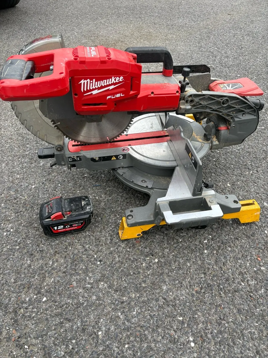 Milwaukee M18 sliding mitre saw + 12 amp battery - Image 4