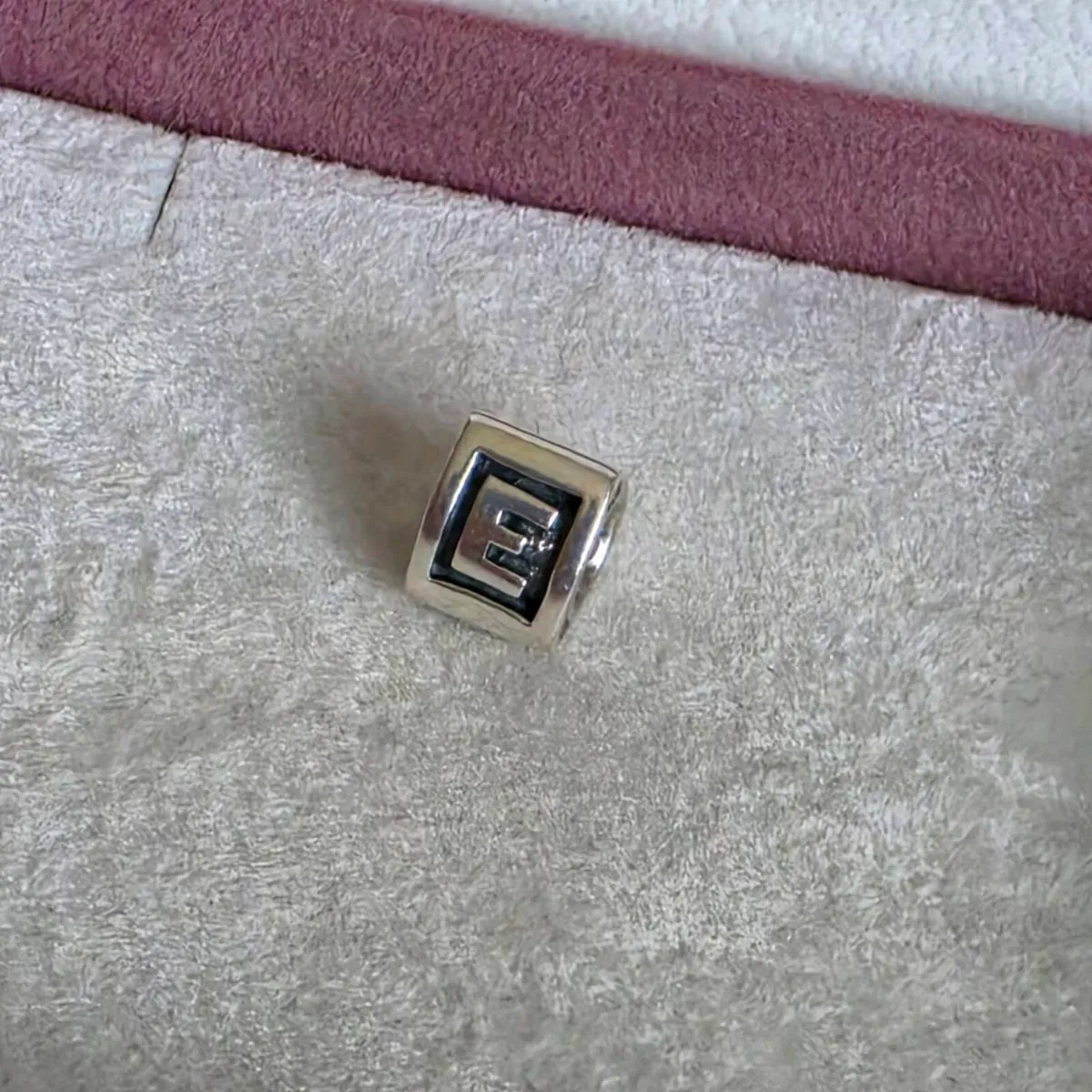 Pandora  charm   letter 'E' very good condition - Image 4