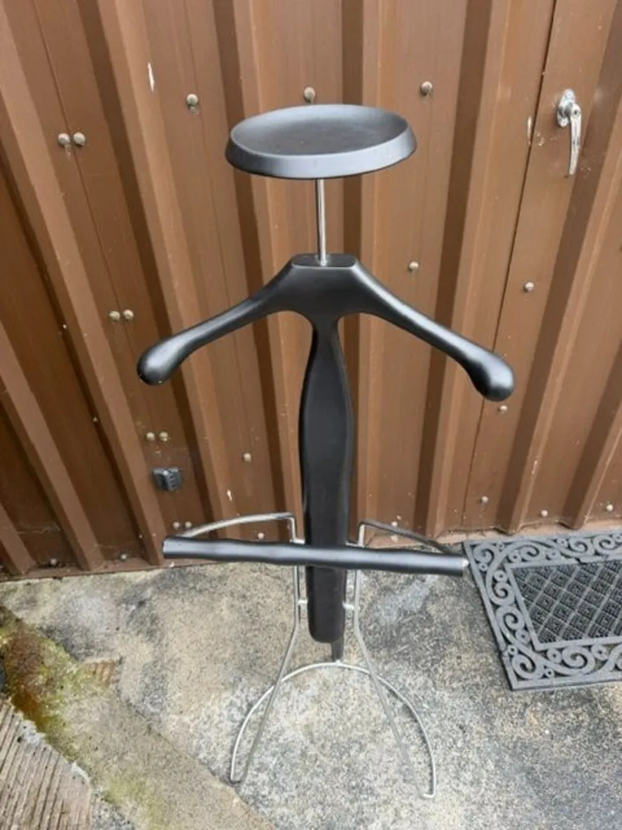 Suit hanger