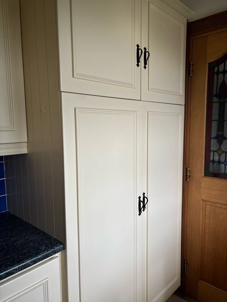 Utility Room Units, sink and integrated freezer - Image 3