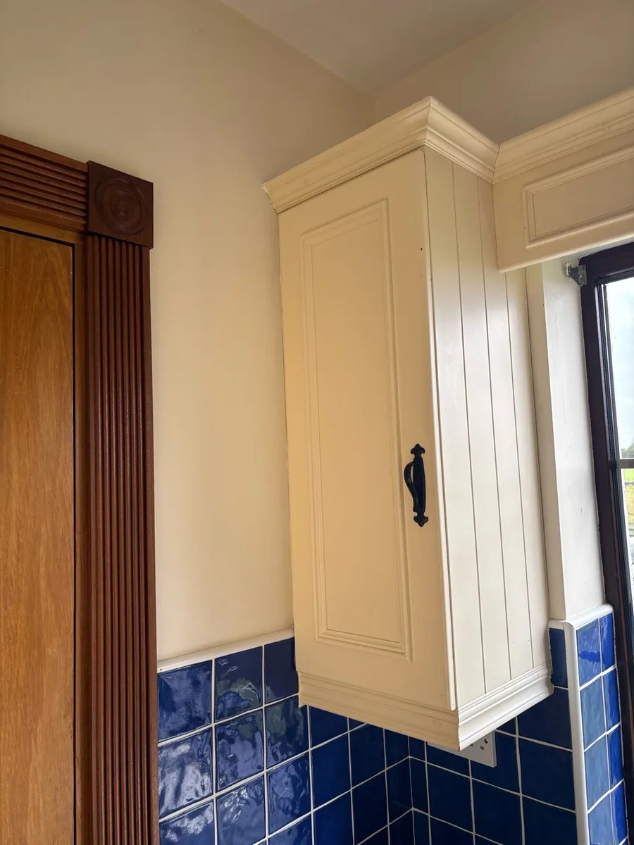 Utility Room Units, sink and integrated freezer - Image 4