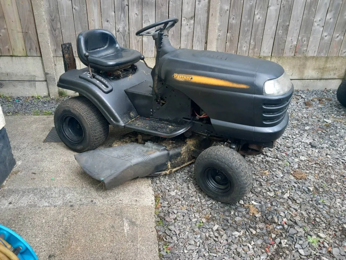 Ride on lawnmower - Image 1