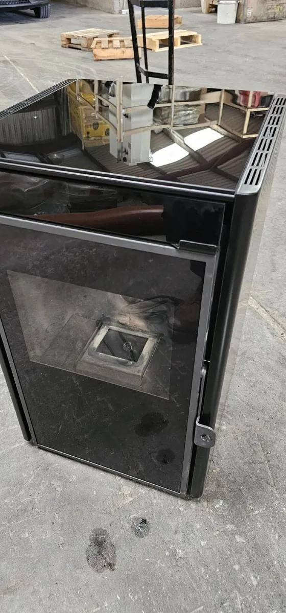 Compact 6Kw black ex display/lit pellet stove - Image 2