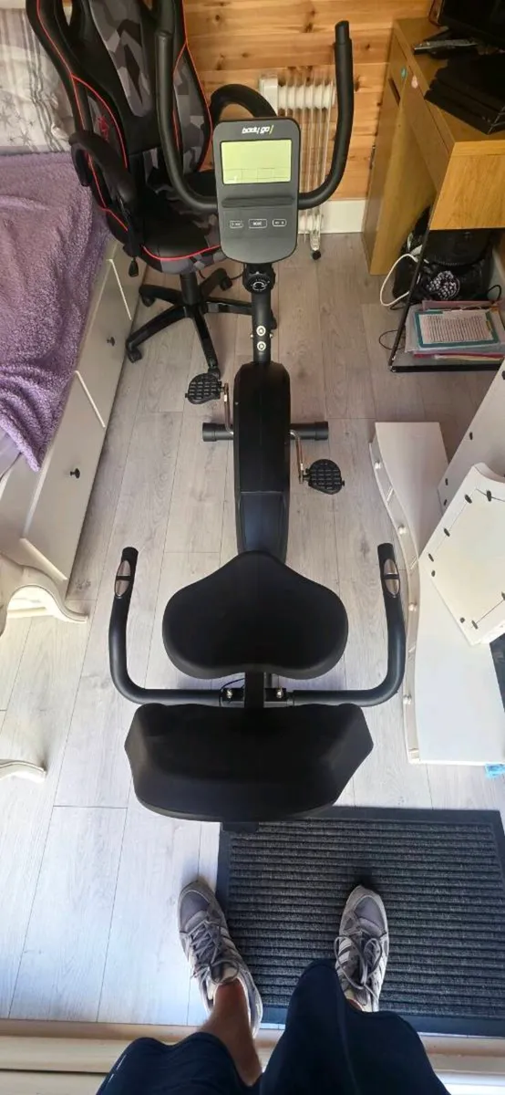 Recumbent exercise bike - Image 1
