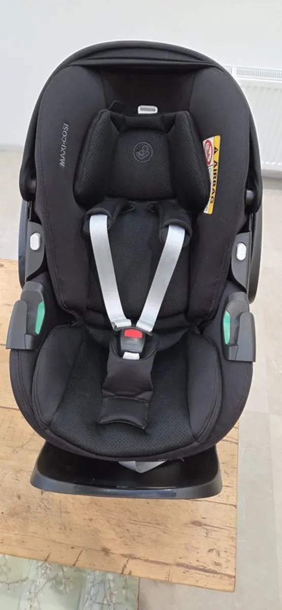 maxi cosi baby pebble 360 Pro car seat & 360 isofix base - Image 1