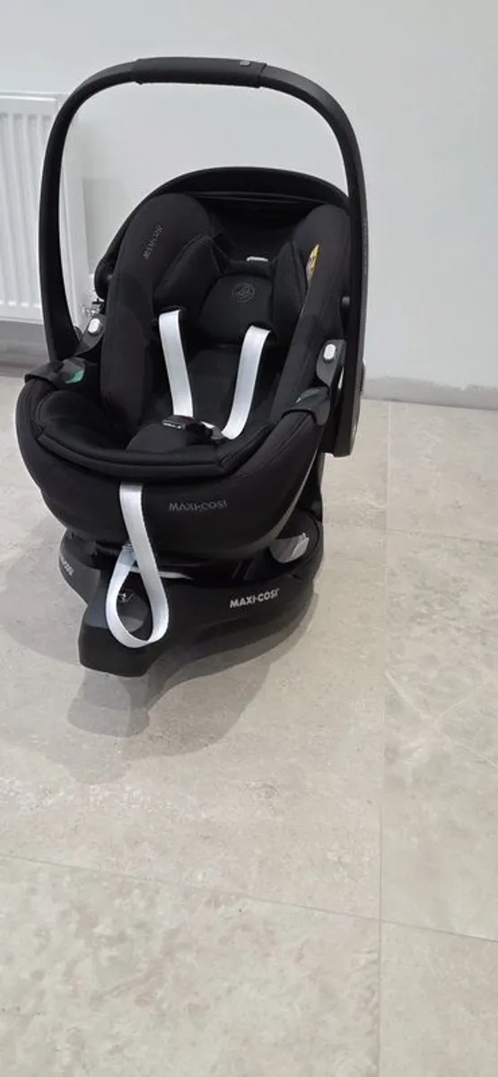 maxi cosi baby pebble 360 Pro car seat & 360 isofix base - Image 2