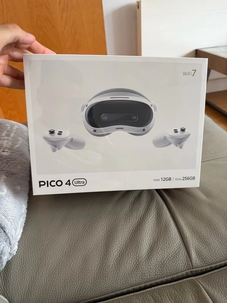 VR Headset - Image 1