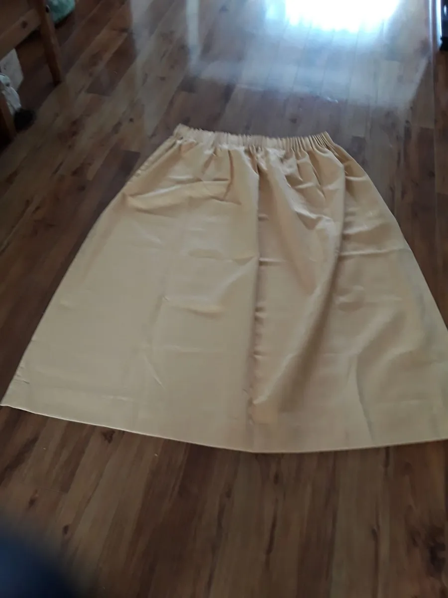 Small pale mustard curtain in new condition - Image 2
