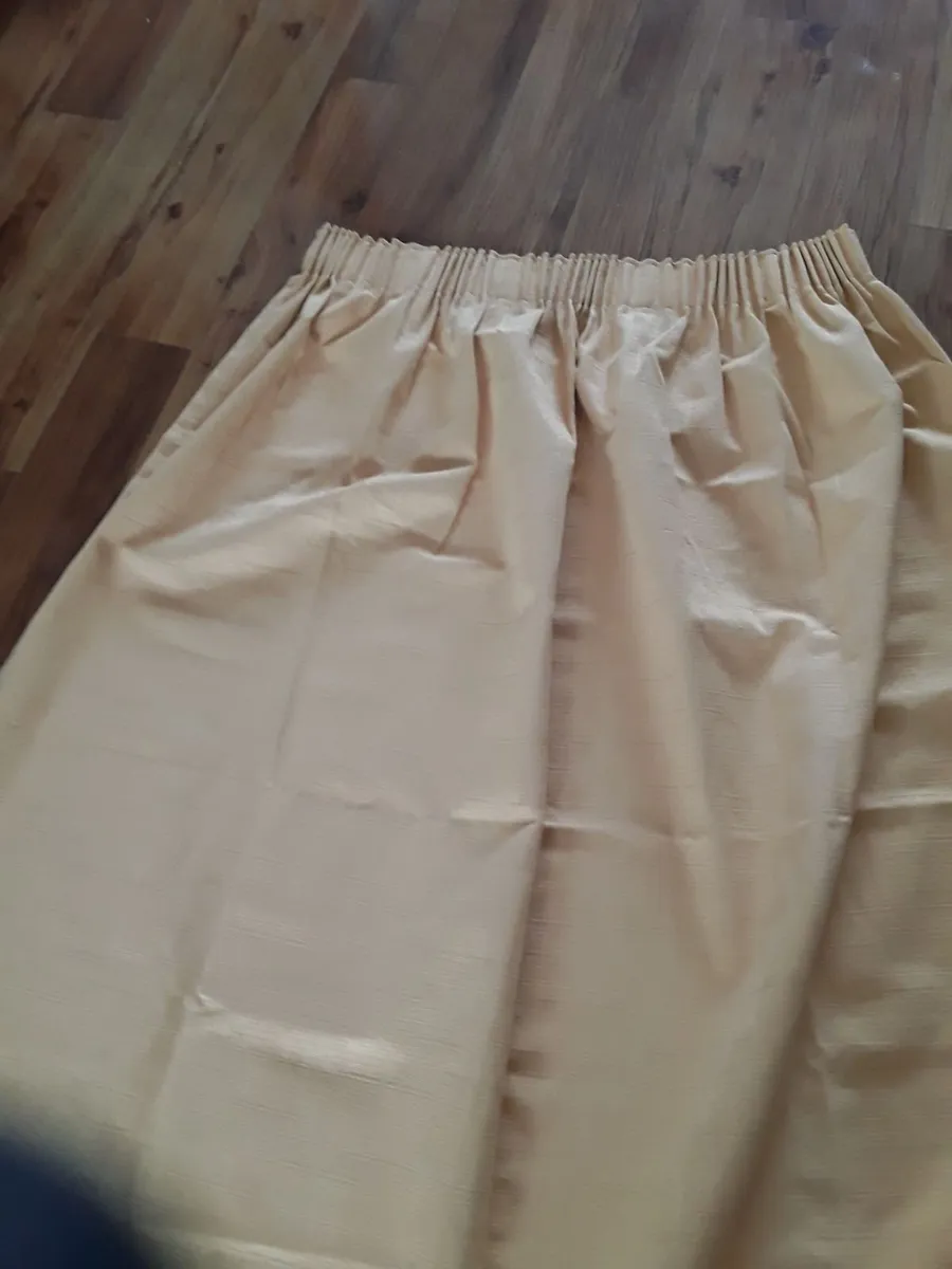 Small pale mustard curtain in new condition - Image 3