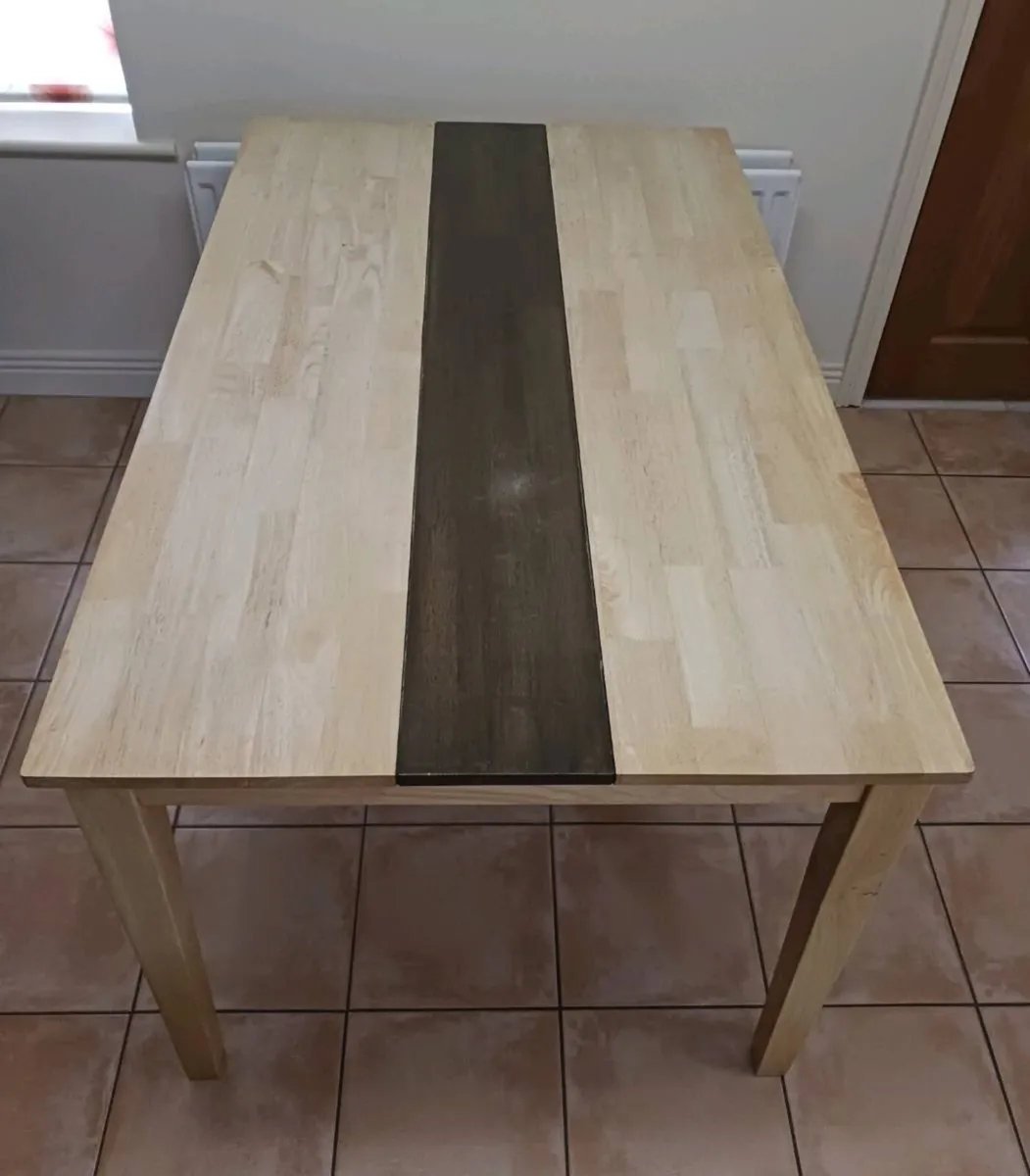 Kitchen table and chairs - Image 1