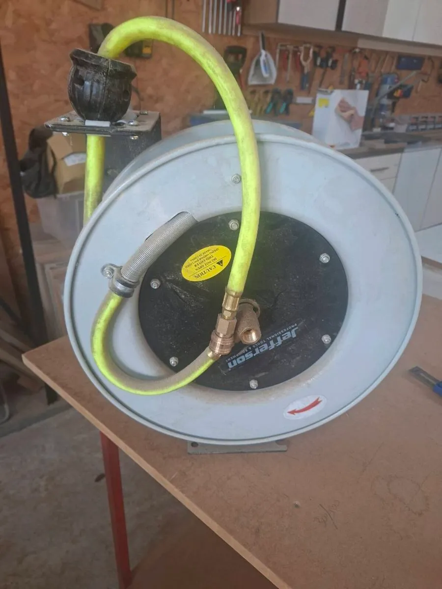 Air hose reel - Image 1