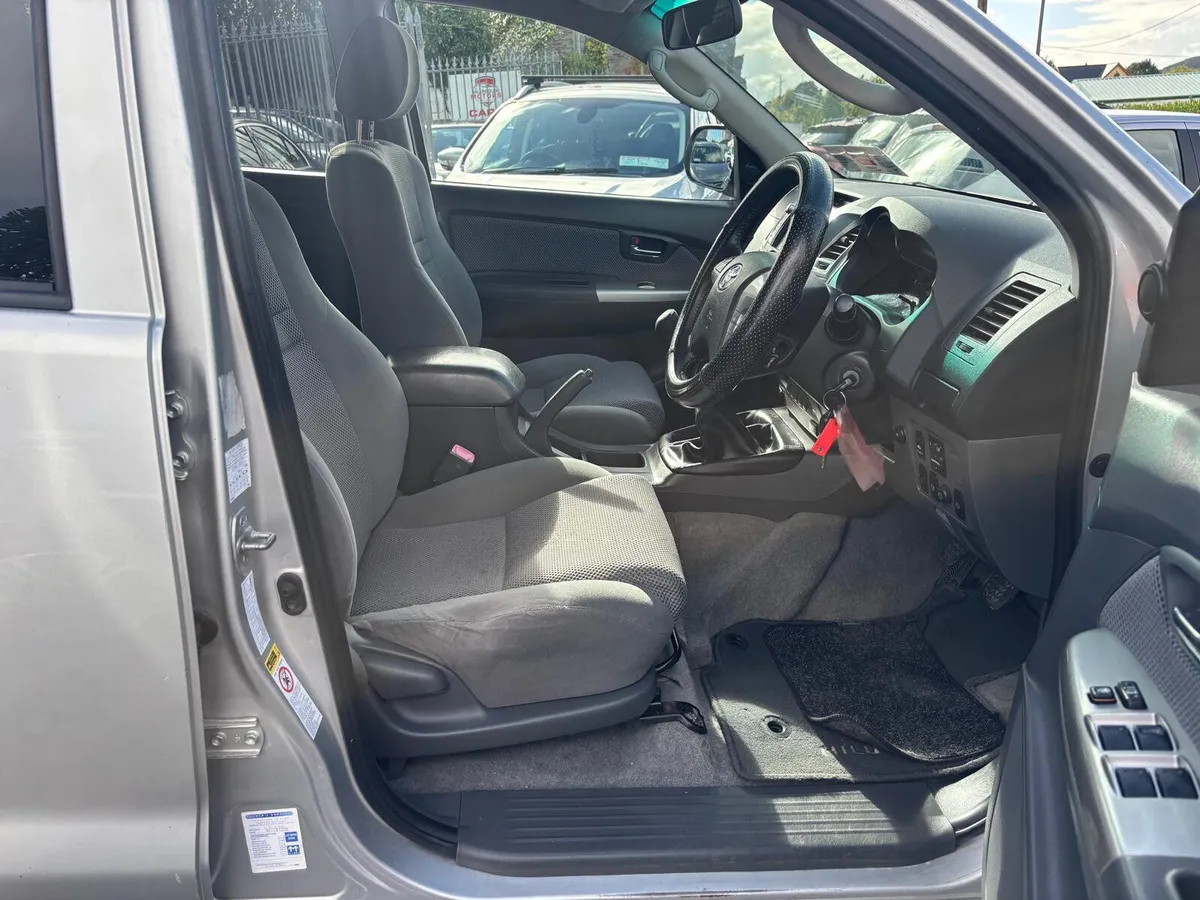Toyota Hilux 2012  SPOTLESS CONDITION - Image 4