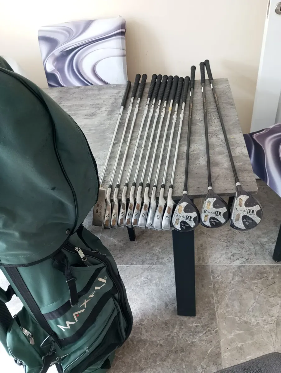 Dunlop golf clubs. Right handed clubs - Image 1