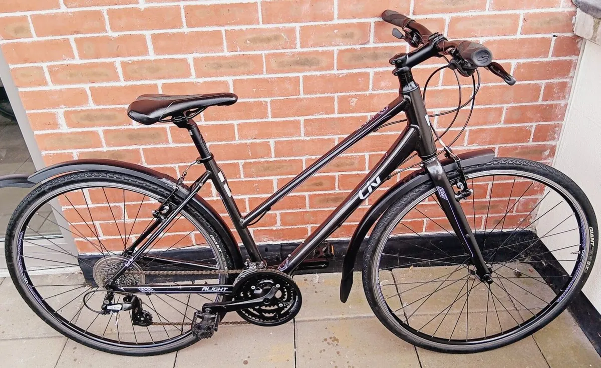 Ladies giant liv road bike that's like new - Image 1