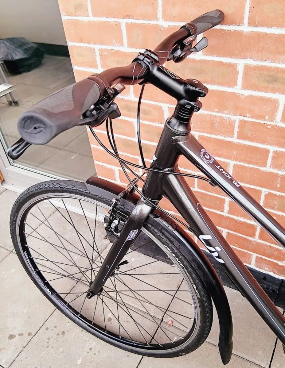 Ladies giant liv road bike that's like new - Image 4