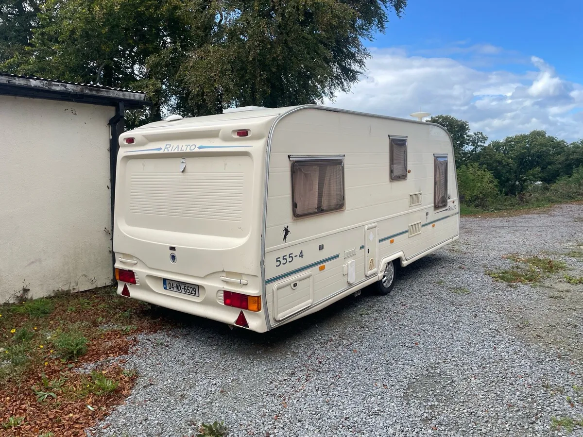 Fixed bed 4 berth caravan - Image 3