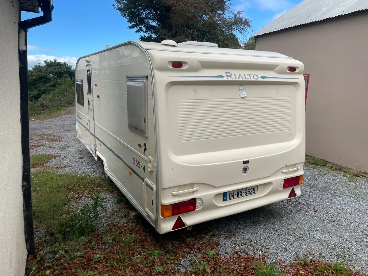 Fixed bed 4 berth caravan - Image 4