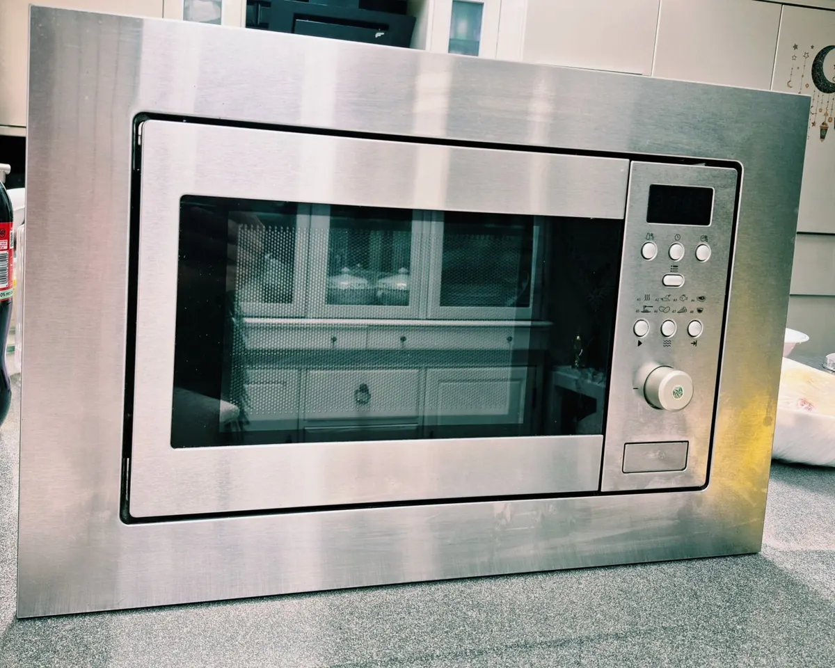 Microwave 900W - Image 1