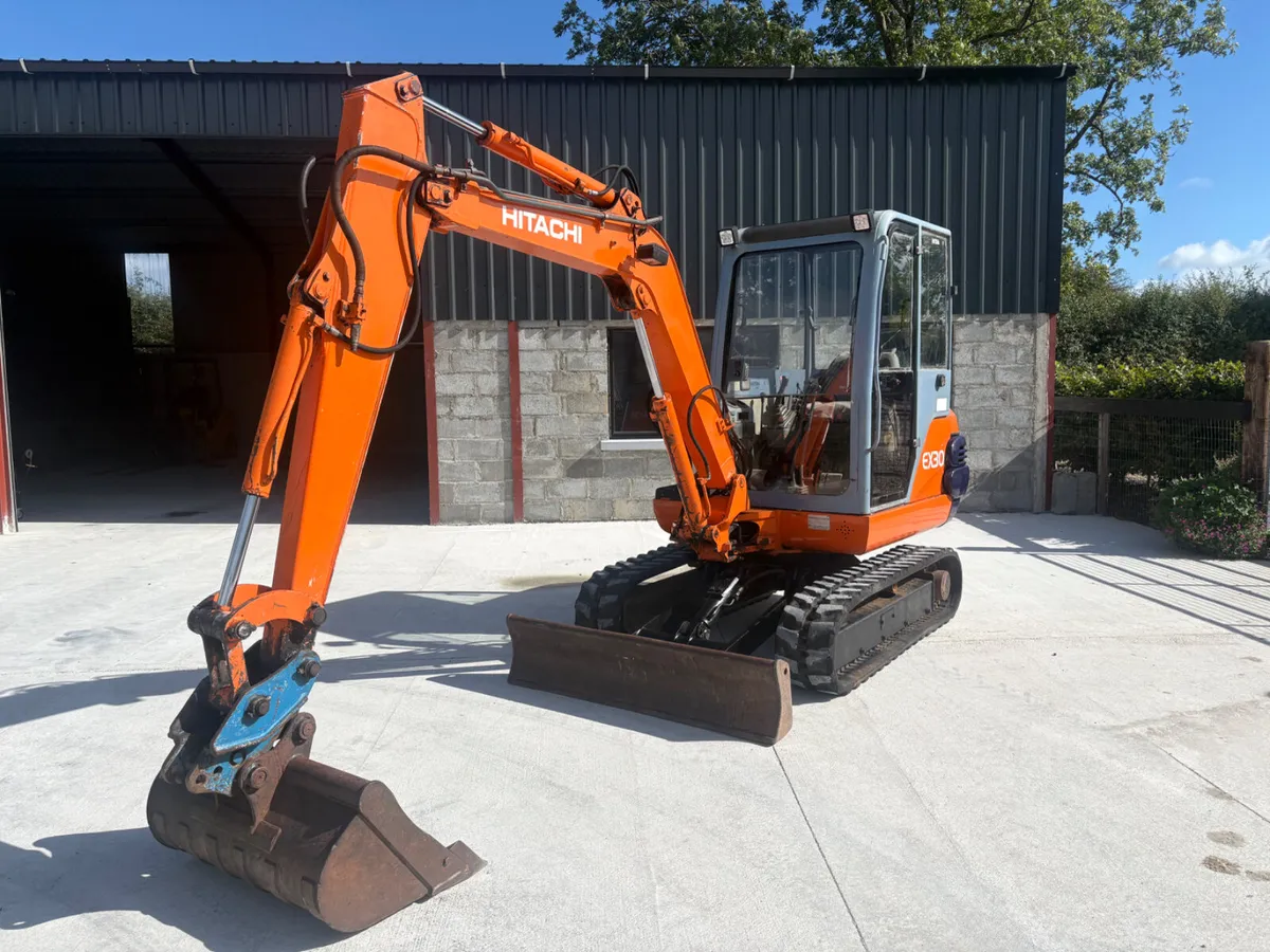 HITACHI EX30 mini digger (NO VAT) - Image 2