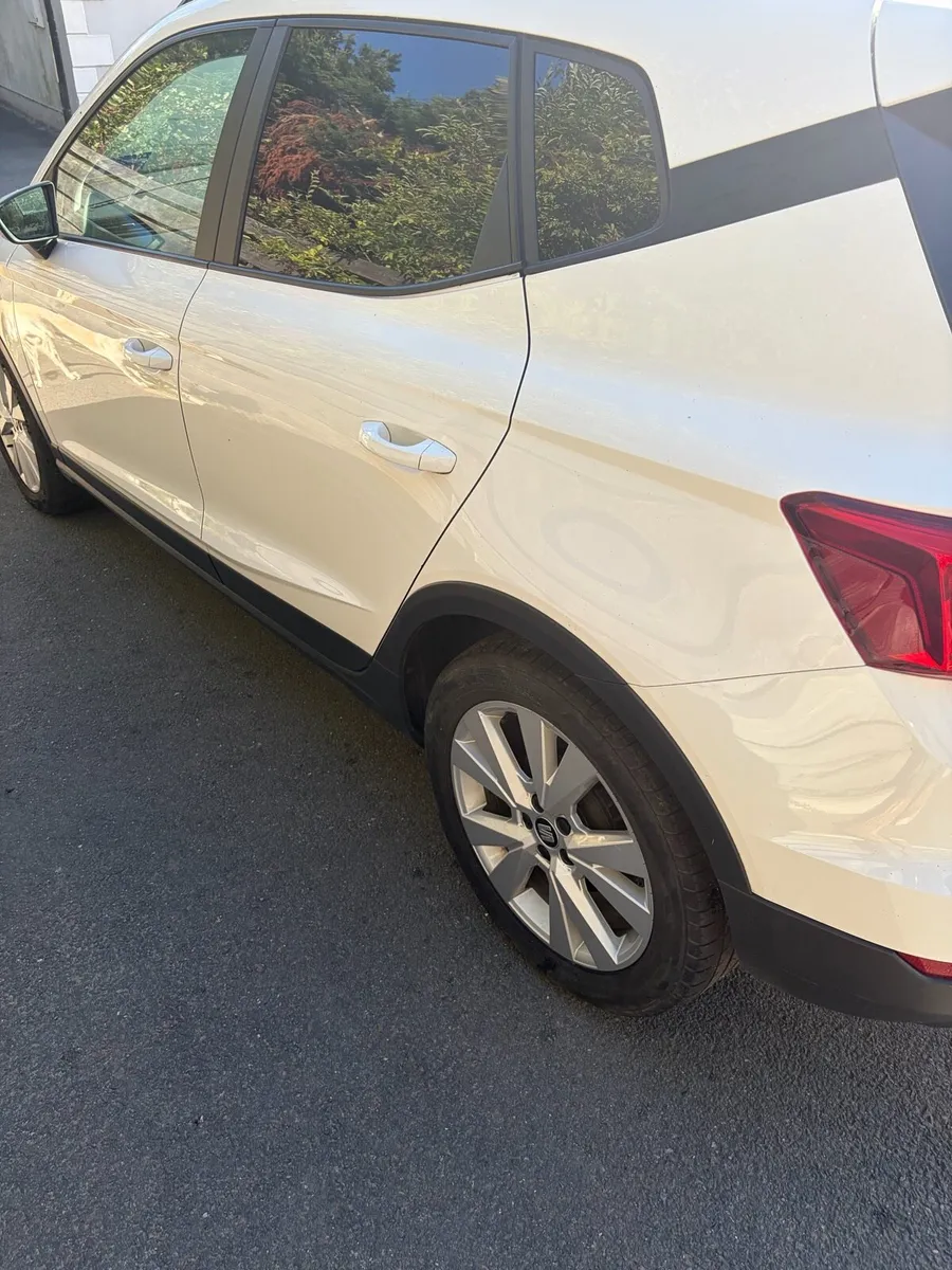 211 seat arona van. No vat - Image 3