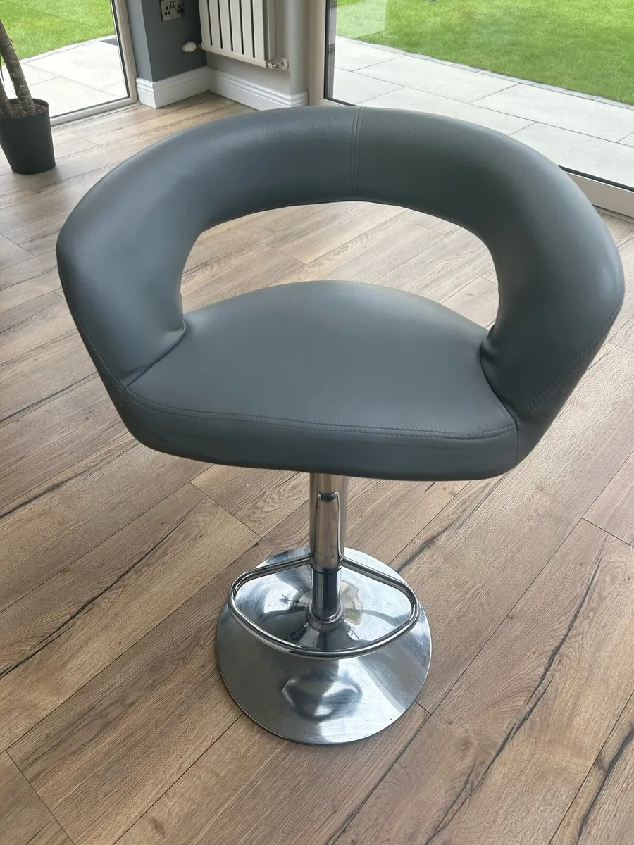 Kitchen island stools