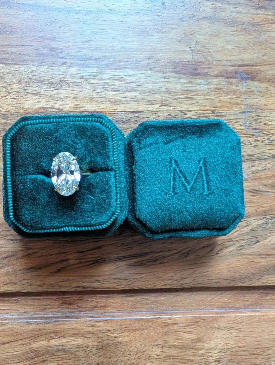 5 Carat oval diamond ring (hidden halo) 18k gold - Image 1