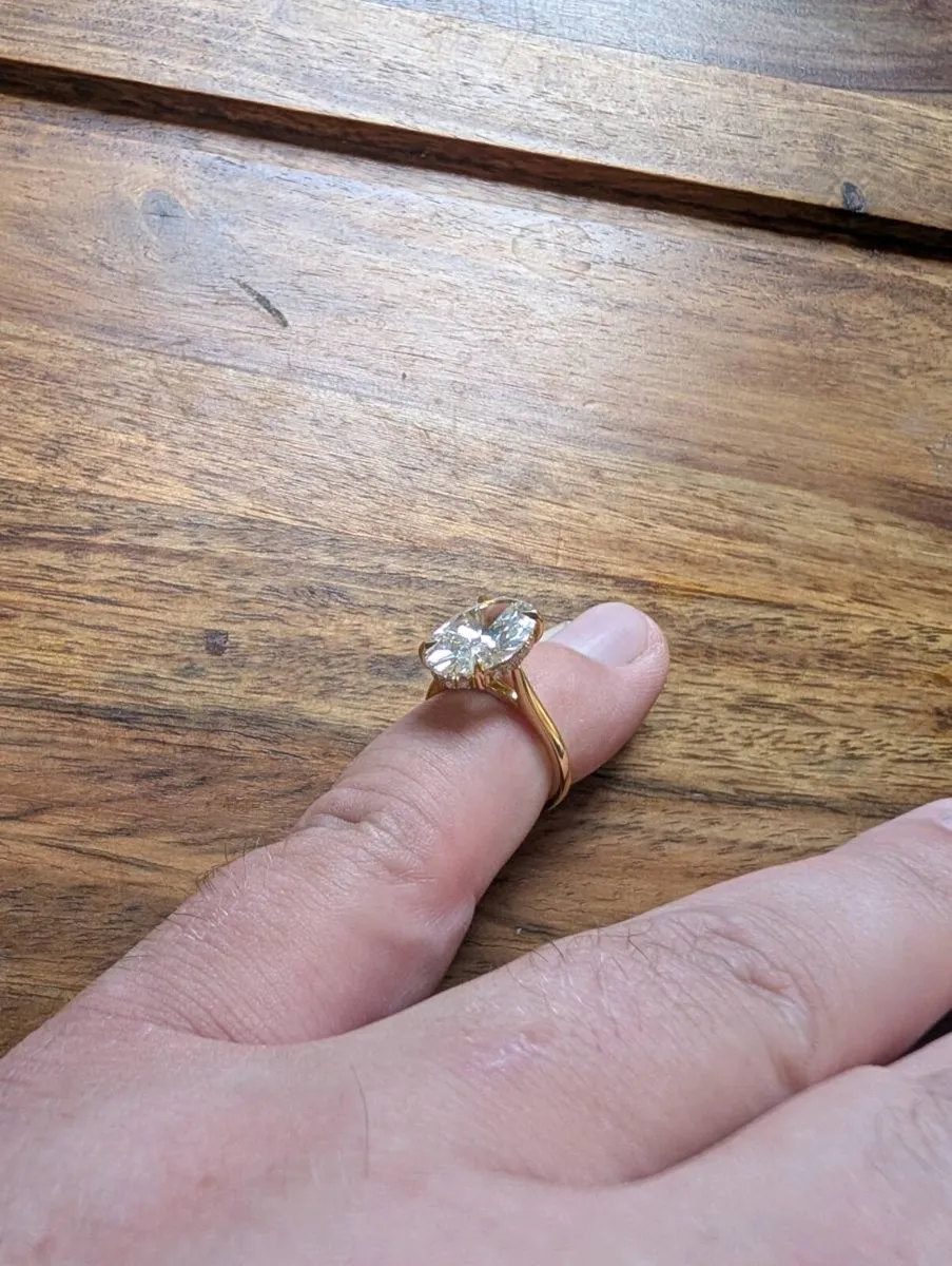 5 Carat oval diamond ring (hidden halo) 18k gold - Image 4
