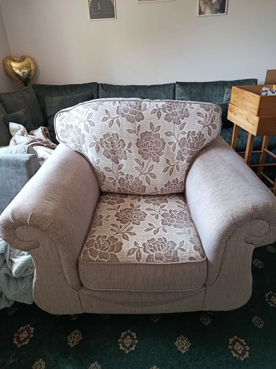 Three seat sofa and two armchairs - Image 3