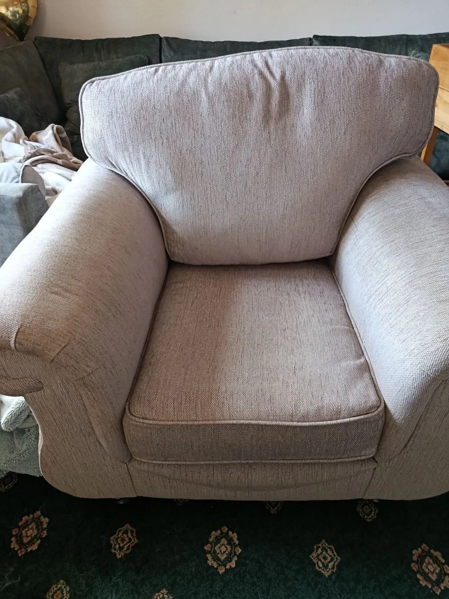 Three seat sofa and two armchairs - Image 4