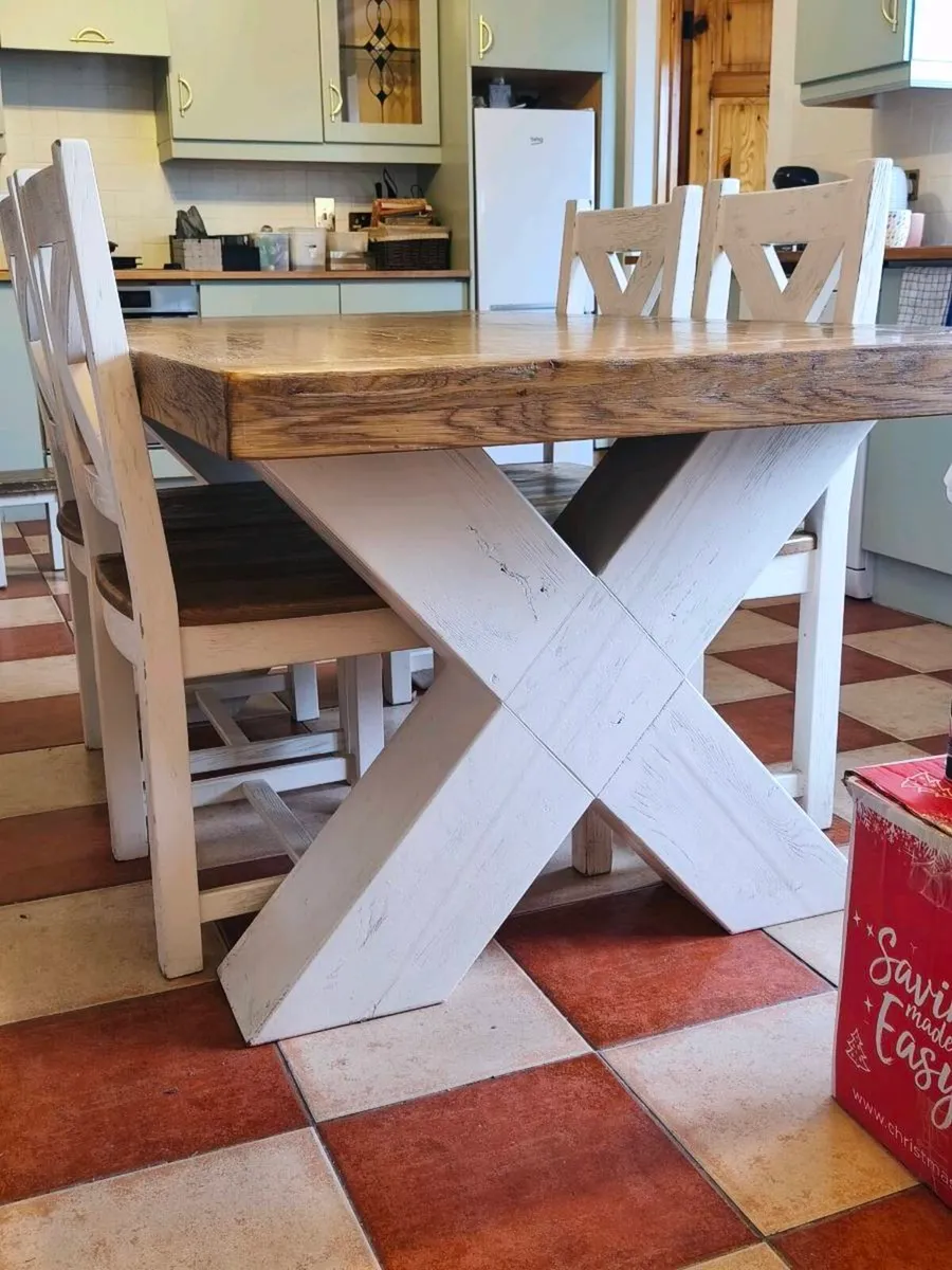 Table and chairs - Image 3